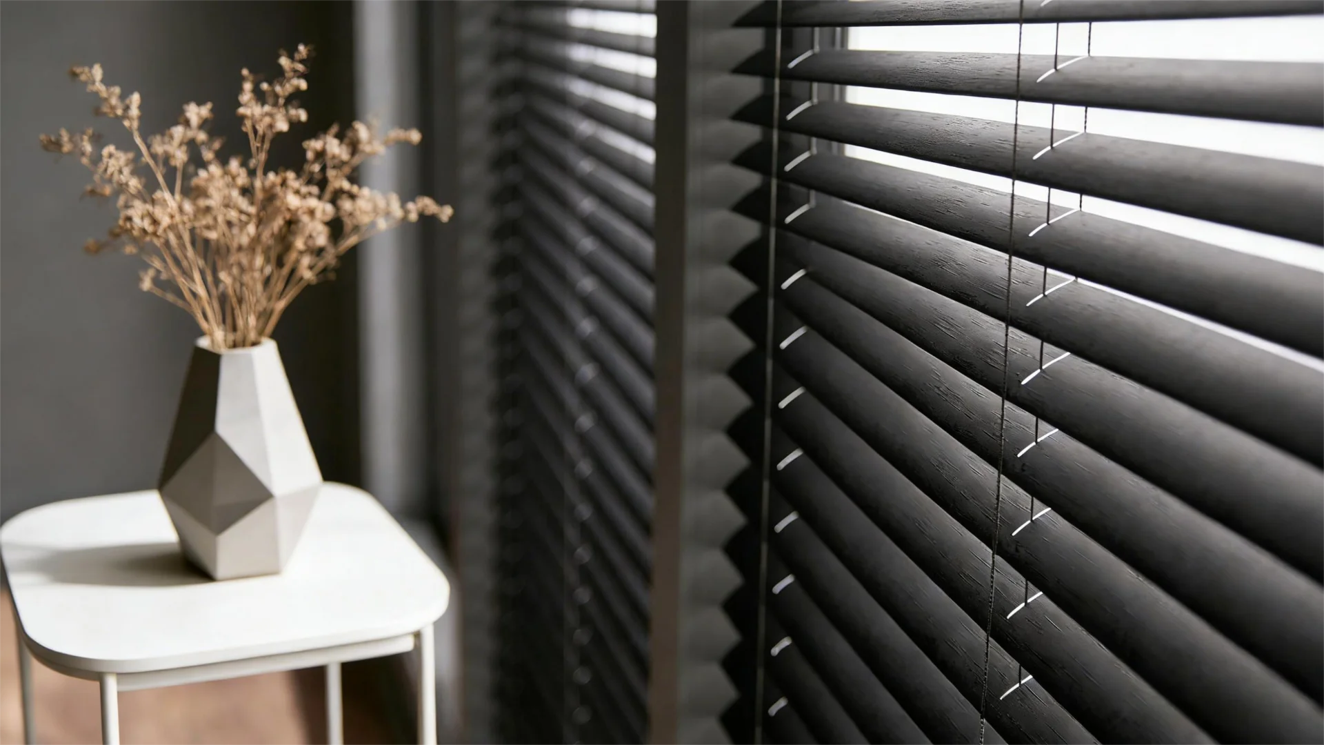 Easy-to-clean vinyl blind surfaces